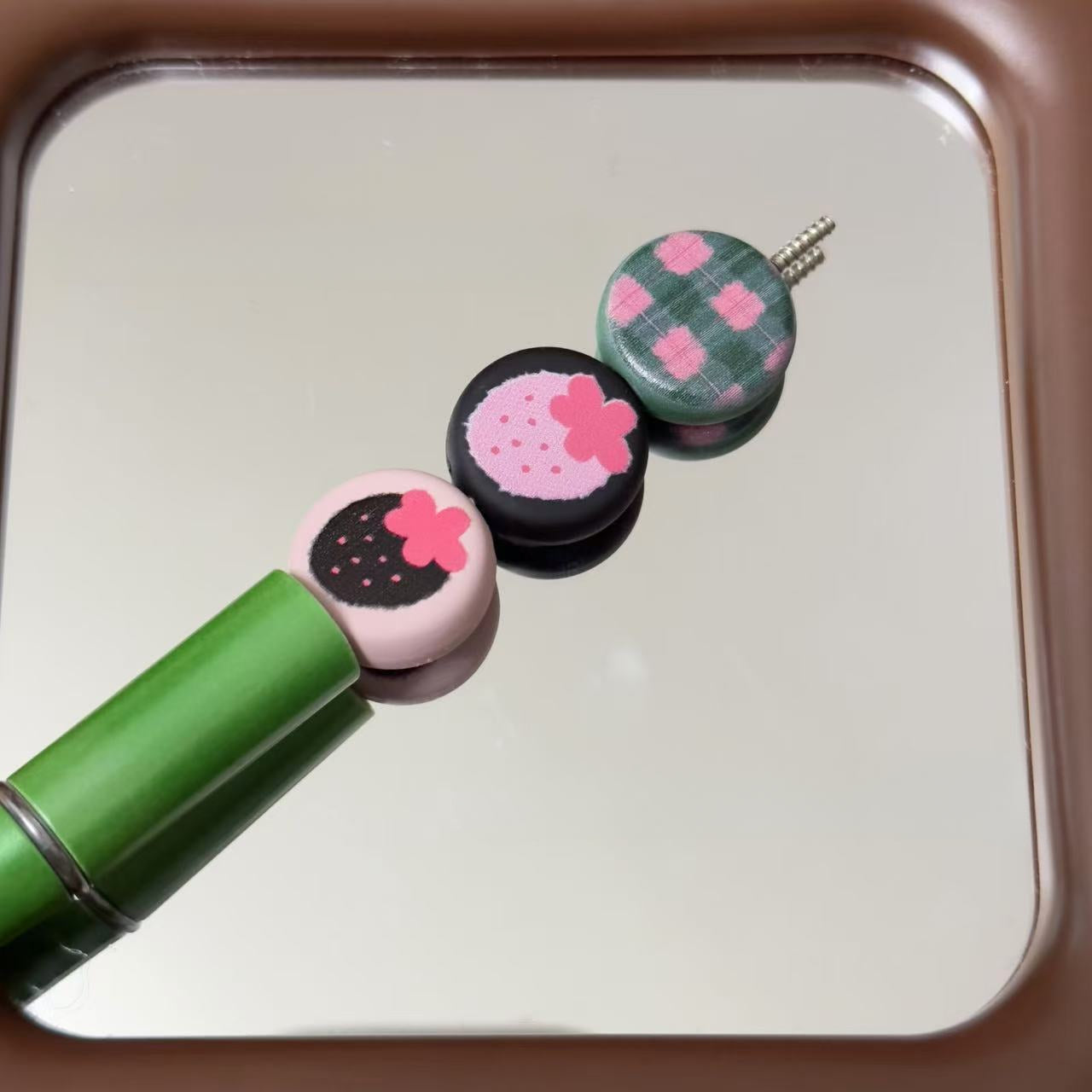 Wholesale 10pcs Acrylic Strawberry Plaid Beaded DIY Homemade Earrings Mobile Phone Rope Bracelet Necklace Clothing Accessories